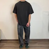 Remerón negro de corte oversize y tela pesada.