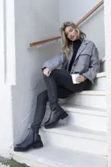 Botas de cuero negro con punta cuadrada, caña media y cierre lateral con cremallera.