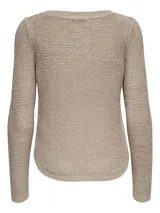 Sweater de punto color beige, con cuello redondo y mangas largas.