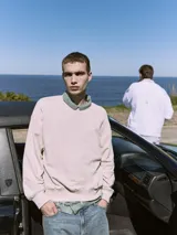 Buzo de manga larga y cuello redondo con fit holgado, confeccionado en tejido loop back sin cepillar 100% algodón.