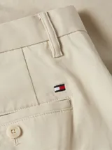 Pantalón chino corto color beige, confeccionado en algodón elástico, con dos bolsillos delanteros y traseros de ojal.