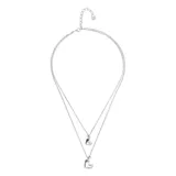 Collar de dos cadenas de aleación de metales bañadas en plata de ley, con dos dijes de corazón colgantes de diferente tamaño.