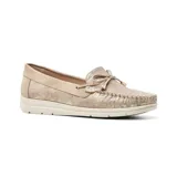 Zapato casual Korium, tipo mocasín, color gris con textura brillante y plantilla de cuero.