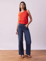 Jean wide leg de tiro alto, color azul, con pretina con pasadores, botón y cierre. Presenta bolsillos delanteros y traseros.