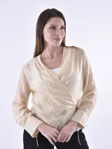 Blusa color crema de mangas largas, con lazo de ajuste frontal.