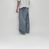 Pantalón jean gris de corte ultra baggy, confeccionado en denim 100% algodón de calidad premium y textura rústica.