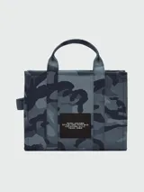 Bolso tote Marc Jacobs modelo The Camo Jacquard Medium Tote Bag, con estampado de camuflaje en tonos de azul y gris. Tiene doble asa de mano y correa de hombro extraíble.
