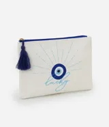 Neceser tipo sobre color blanco con cierre de cremallera azul, borla azul y estampa de ojo turco con lettering "lucky".
