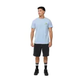 Remera celeste de manga corta con logo de la marca Rusty estampado en el pecho.
