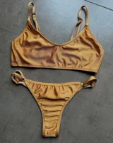 Conjunto de bikini dorado con tirantes finos.