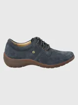 Zapato acordonado de cuero azul con suela marrón de goma.