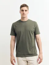 Remera de manga corta color petróleo, de corte recto y cuello redondo.