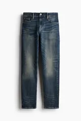 Pantalón de jean azul con lavado medio, de corte slim, tiro medio y cinco bolsillos.