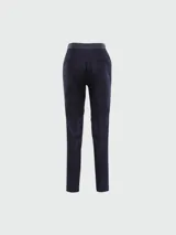 Pantalón de vestir azul marino de lana, con corte recto, bolsillos laterales y trabillas para cinturón. Presenta un cinturón fino con hebilla circular dorada.