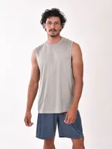 Musculosa verde militar de corte clásico.
