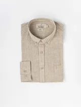 Camisa de manga larga a rayas verticales azules y blancas, con cuello abotonado y bolsillo en el pecho. Confeccionada en lino y algodón.