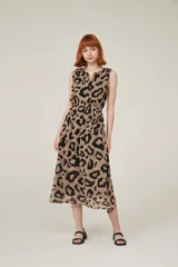 Vestido midi sin mangas, con escote en V y estampado animal print en tonos beige y negro.