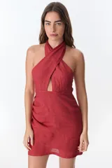 Vestido corto color ladrillo, con cuello halter cruzado y corte a la cintura.