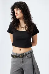 Remera cropped negra de ribb con escote cuadrado y manga corta.