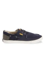 Zapato náutico marrón con cordones y suela blanca.
