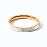 Anillo de acero con diseño nacarado en tonos blanco y dorado.