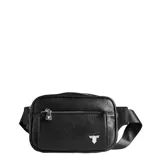 Riñonera negra de cuero sintético con correa ajustable y logo metálico en el frente.