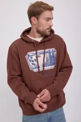 Hoodie color marrón con capucha, manga larga y calce holgado. Estampado frontal con paisaje de lago y montañas.