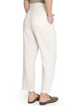 Pantalón de lino color verde, de tiro alto y pierna recta, con cierre cruzado y hebillas en los costados.