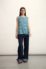 Blusa sin mangas con estampado abstracto en tonos verde y beige.