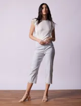 Pantalón capri marca Zac & Rachel, confeccionado en gabardina elastizada a rayas verticales celestes y blancas. Presenta pretina ancha elastizada y ruedo con bordado floral.