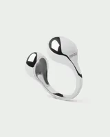 Anillo abierto de plata con dos esferas en los extremos.