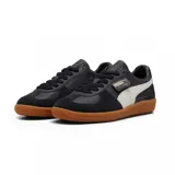 Championes Puma Palermo LTH, color blanco con detalles en lila y suela color caramelo.