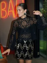 Minifalda negra con lentejuelas y bordado de corazones dorados.