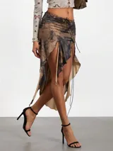 Falda midi asimétrica con estampado abstracto en tonos marrones y beige, con abertura lateral y cordones ajustables.