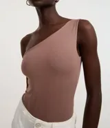 Body básico color durazno, con escote asimétrico y un solo hombro. Confeccionado en microfibra de poliamida y elastano.