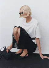 Camiseta oversize blanca de algodón con cuello redondo y mangas cortas.