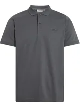 Chomba Calvin Klein gris de corte slim, confeccionada en algodón orgánico. Presenta cuello clásico con solapa de dos botones, mangas cortas con puños de punto, aberturas laterales y logo tonal bordado en el pecho.