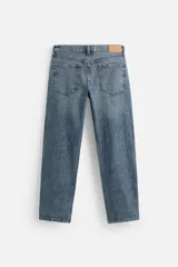 Pantalón de jean gris de corte recto, con cinco bolsillos, efecto lavado y cierre frontal con botones.