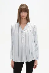 Blusa de viscosa con cuello mao y abertura frontal con botones. Presenta un estampado de rayas verticales finas en tonos azul claro, blanco, marrón y azul oscuro.