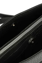 Bandolera negra con correa ajustable y textura símil cuero de cocodrilo.