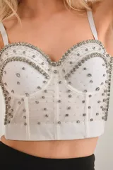 Corset blanco con detalles de pedrería plateada, tiras removibles y espalda ajustable.