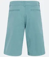 Bermuda masculina de sarga color rosado, con corte recto y bolsillos laterales.