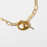 Collar dorado con eslabones grandes y cierre marinero.