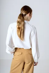 Camisa blanca de lino y lyocell, de corte clásico, manga larga con puños abullonados y cuello camisero.
