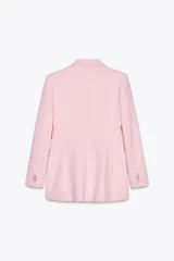 Blazer rosada de cuello solapa y manga larga con hombreras. Bolsillos delanteros con solapa. Cierre frontal cruzado con botones a tono.