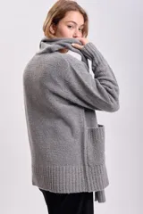 Cardigan tejido de punto color gris claro, con cuello chal y lazo para atar.