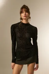 Top de manga larga ajustado al cuerpo, con cuello alto y estampado de leopardo en negro. El tejido es transparente con el patrón en relieve.