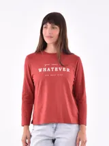 Remera blanca de manga larga con estampa rectangular dorada con diseño animal print y texto 'Fearless, fierce & fabulous'.