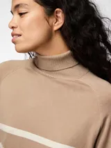 Sweater de punto color beige con rayas horizontales blancas, cuello alto y mangas largas.