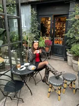 Botas de cuero gastado color marrón con hebillas y apliques de metal de caña alta.